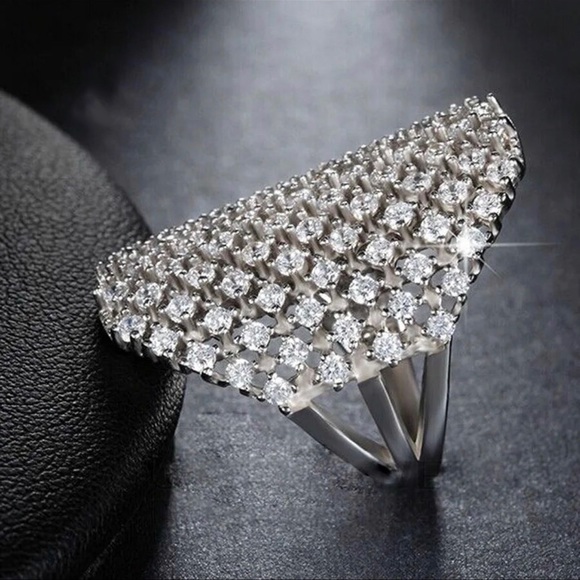 Gorgeous Zircon Statement Ring - Picture 5 of 7